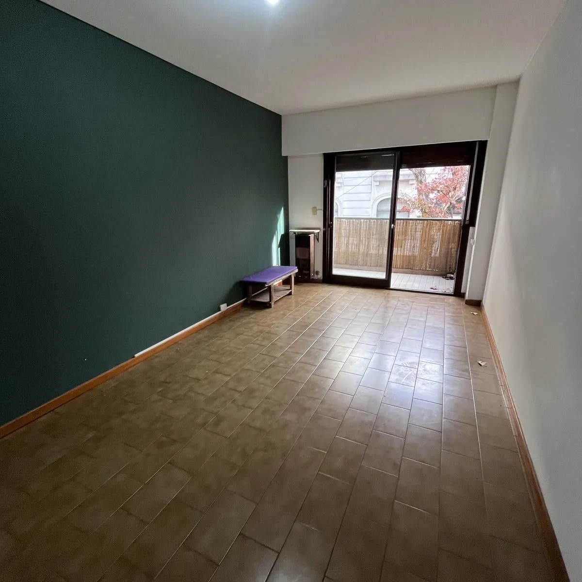 Departamento en Alquiler de Dos Ambientes con Balcon a La Calle y Patio en Flores.