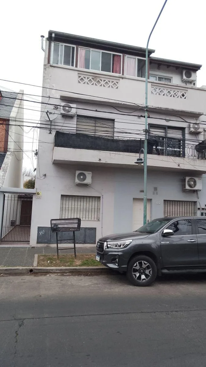 1 dormitorio con balcón