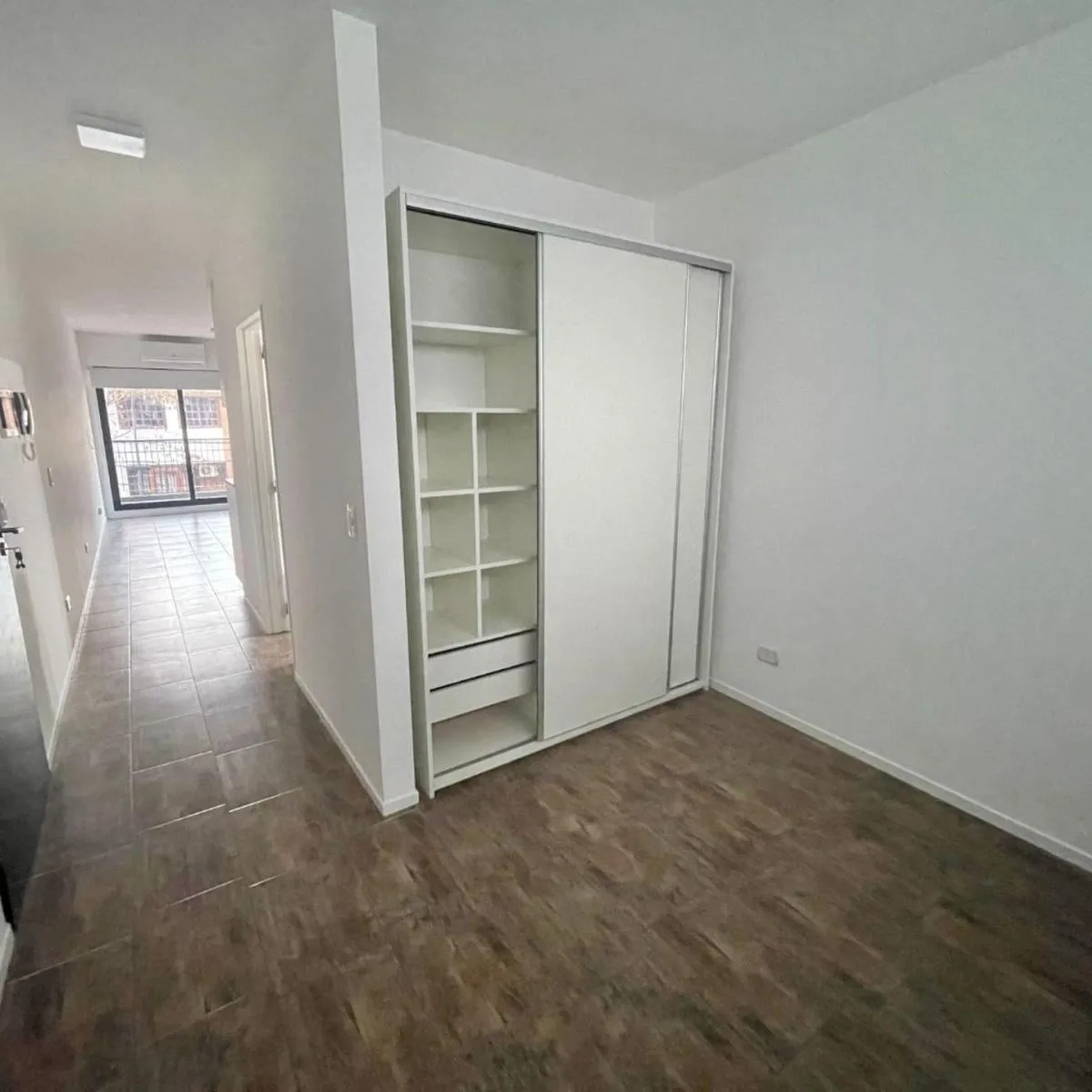 Balcón al frente, AC y amenities