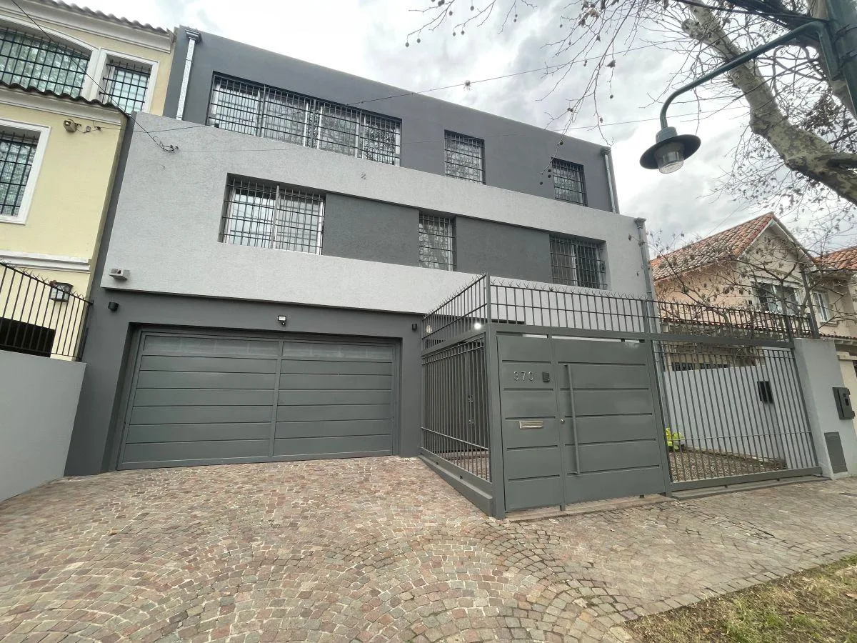 Casa com piscina e churrasqueira