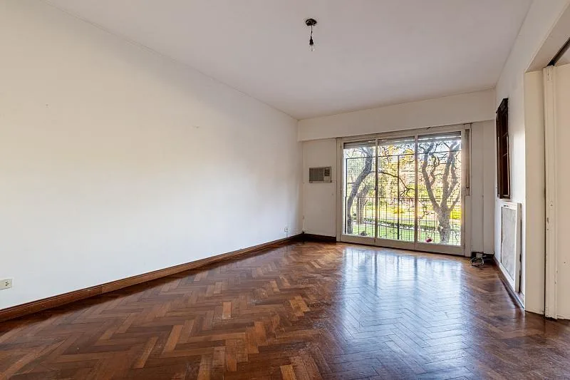 Front-facing semipiso with parking