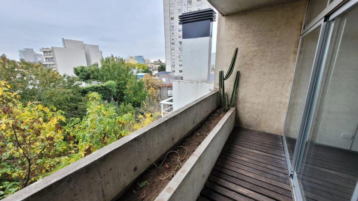 Monoambiente con balcón al frente