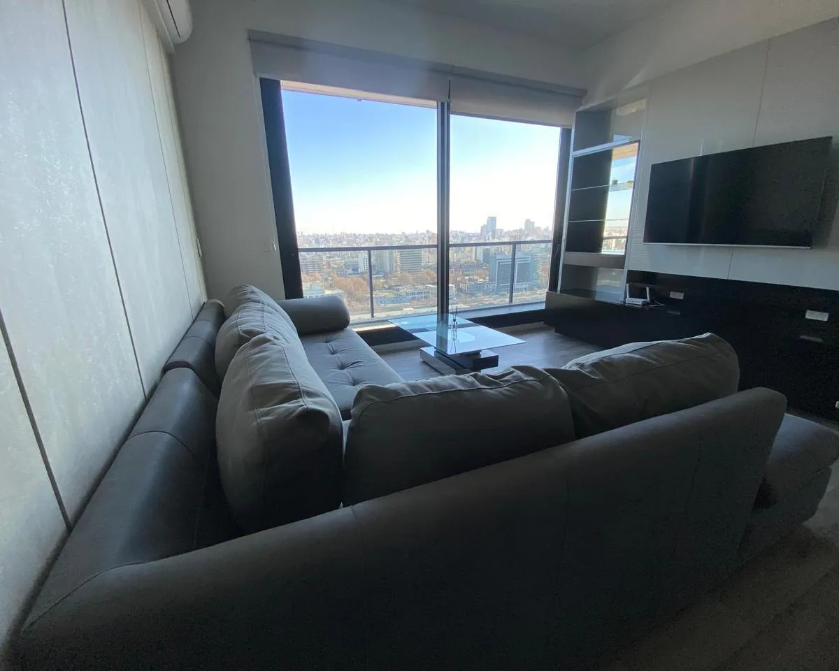 Piso alto con balcón al dique