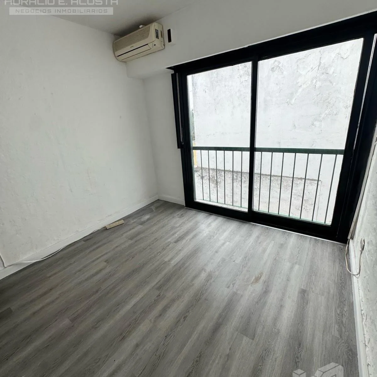 Apartamento reformado com varanda