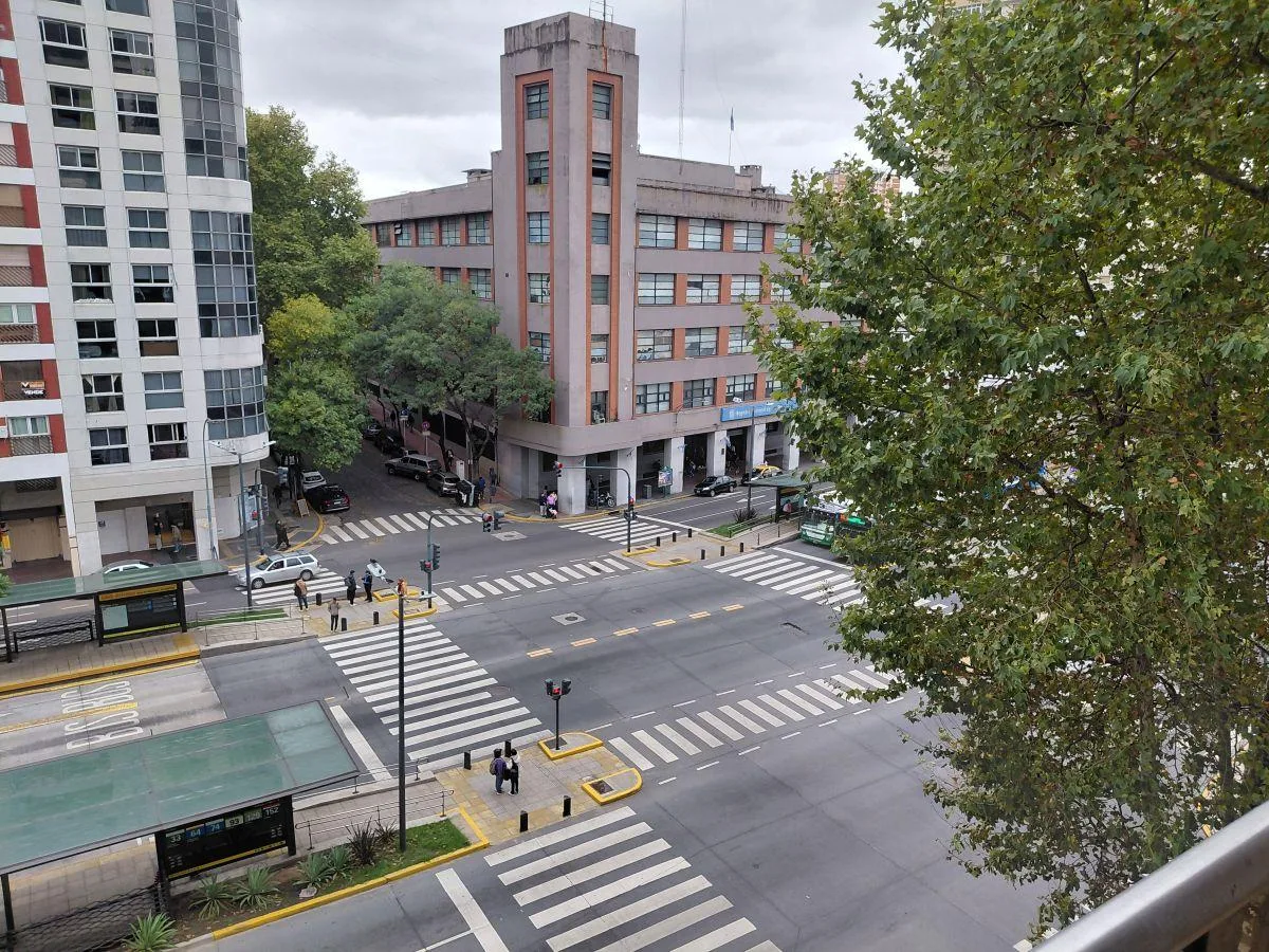 2 ambientes al frente con balcón