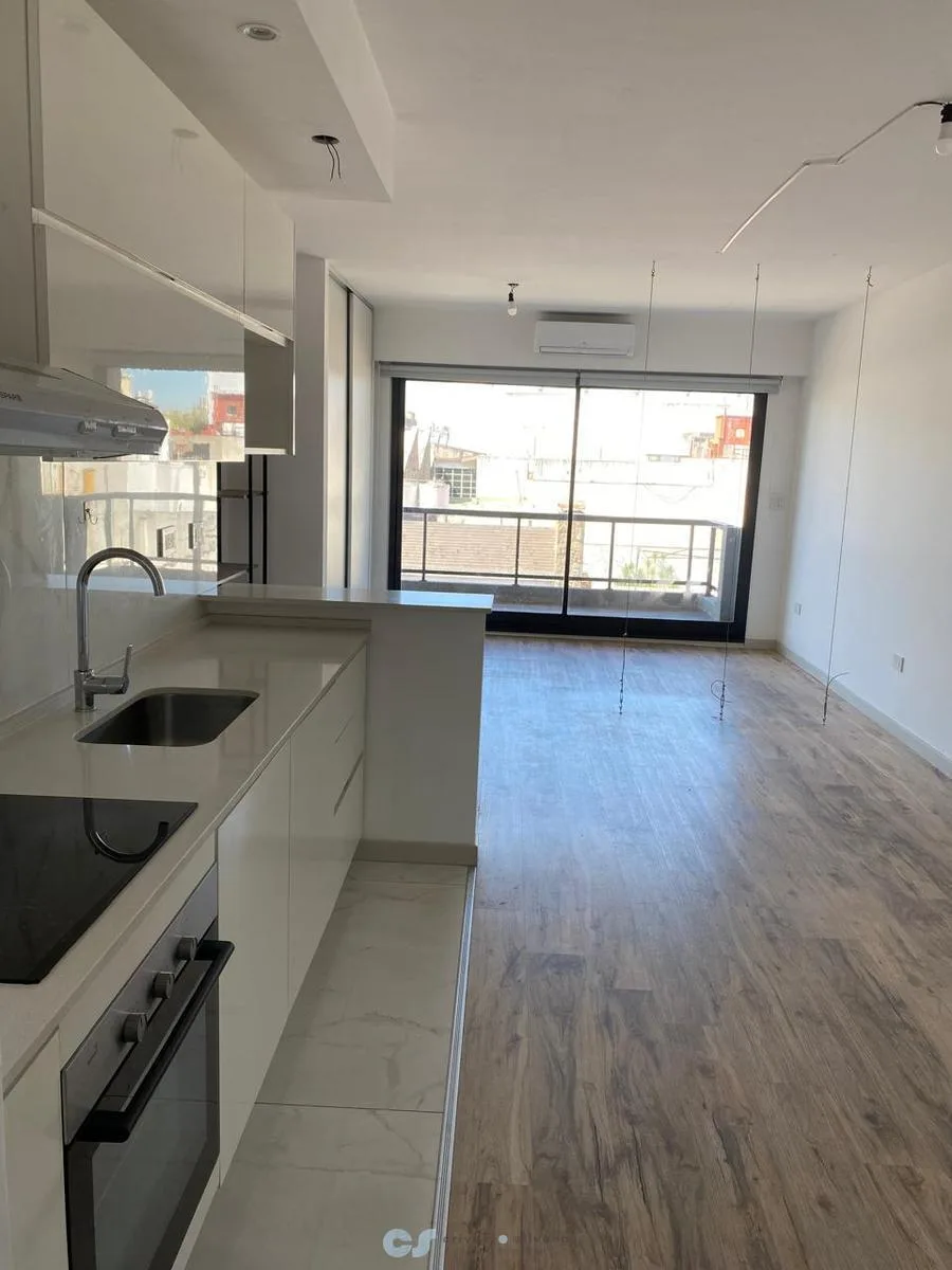Monoambiente con balcón y terraza