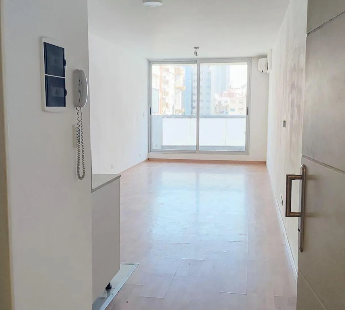 1 ambiente con balcón y amenities