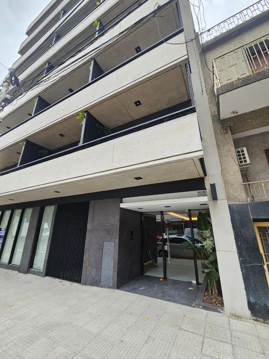 7.º piso con balcón y AC
