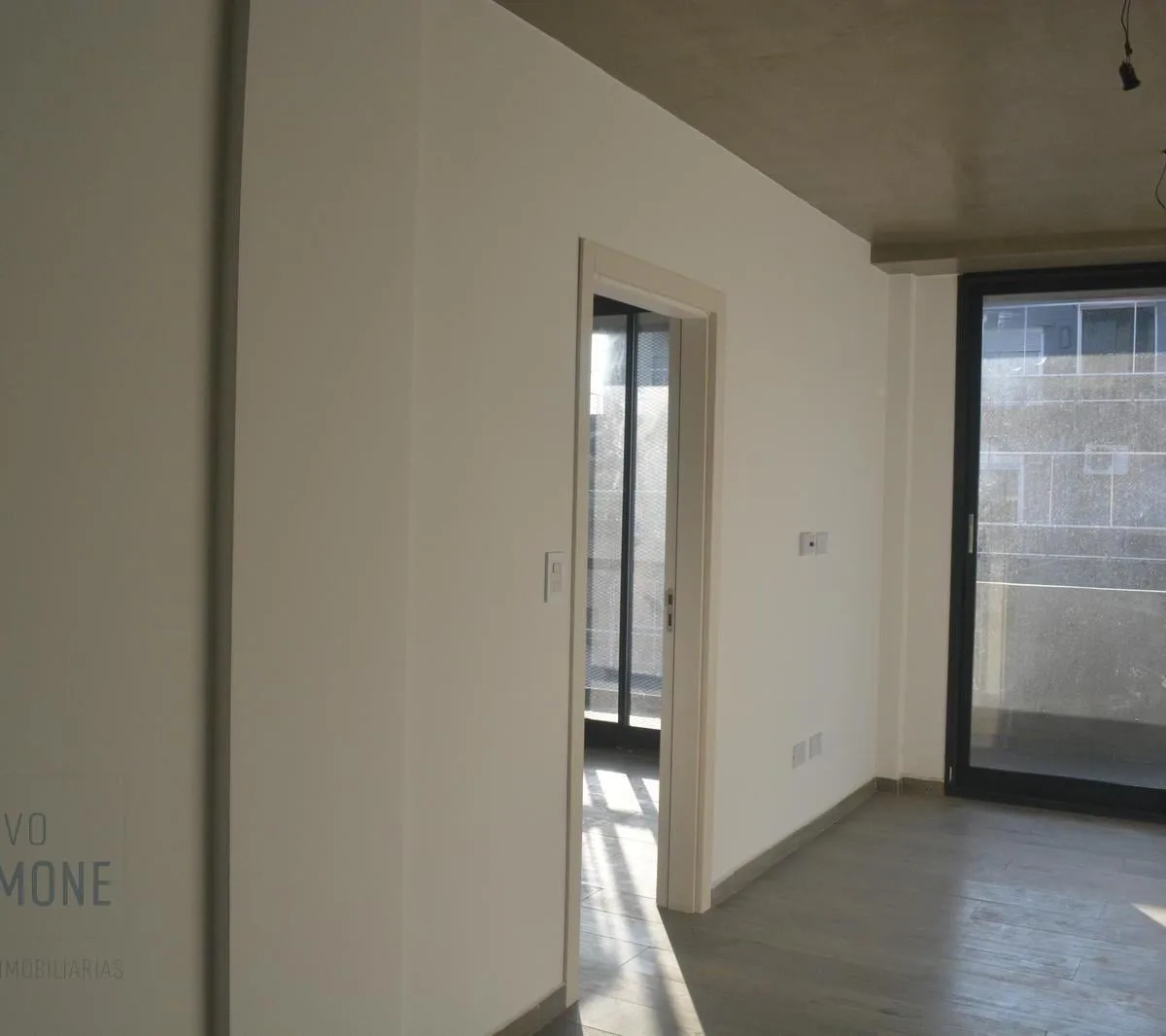 2 ambientes con balcón y aire