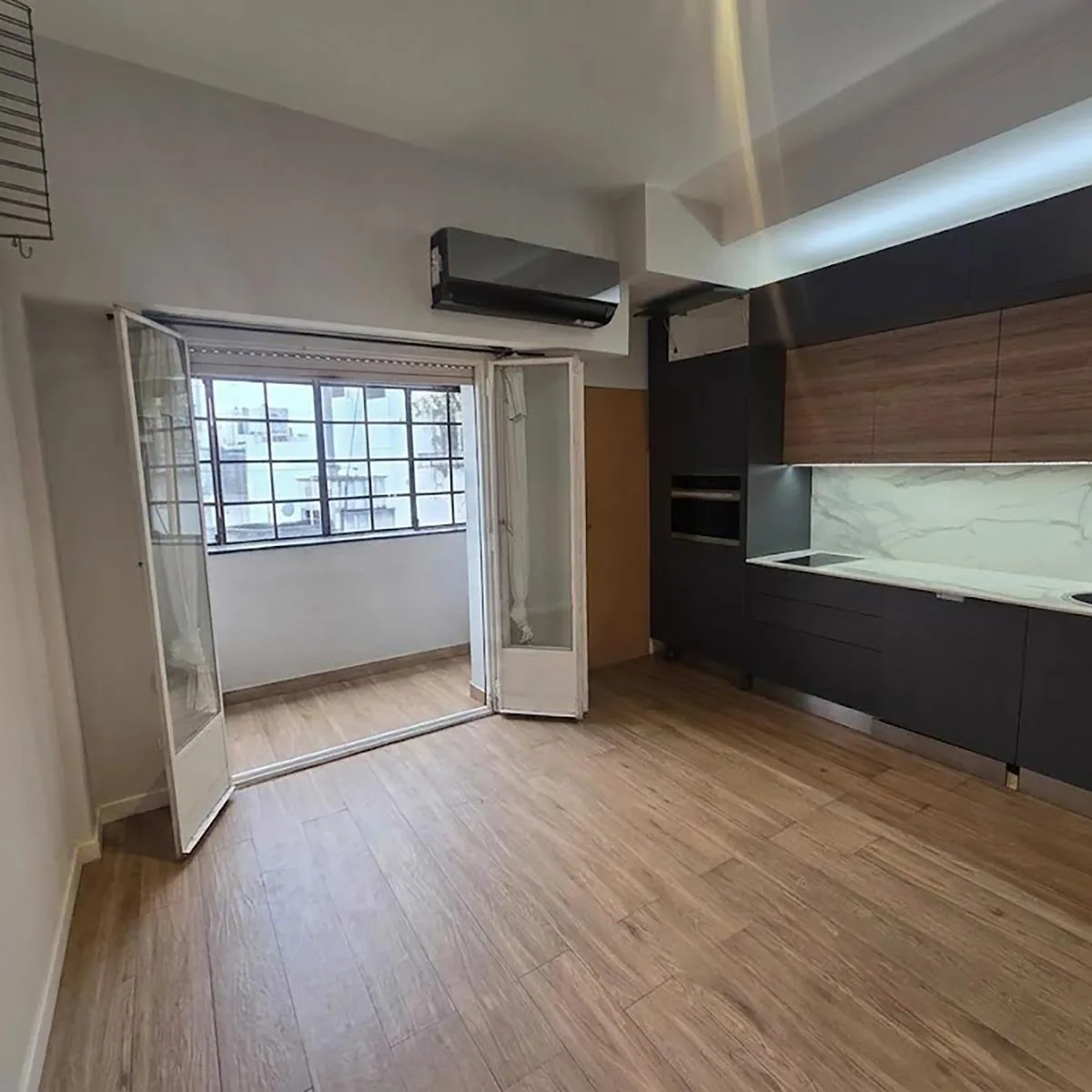 Front-facing studio with balcony