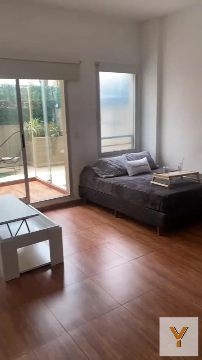 1 dormitorio con balcón y pileta