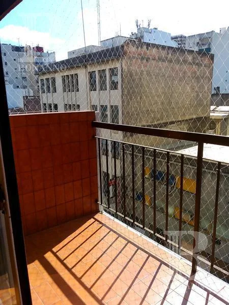 2 ambientes con balcón corrido