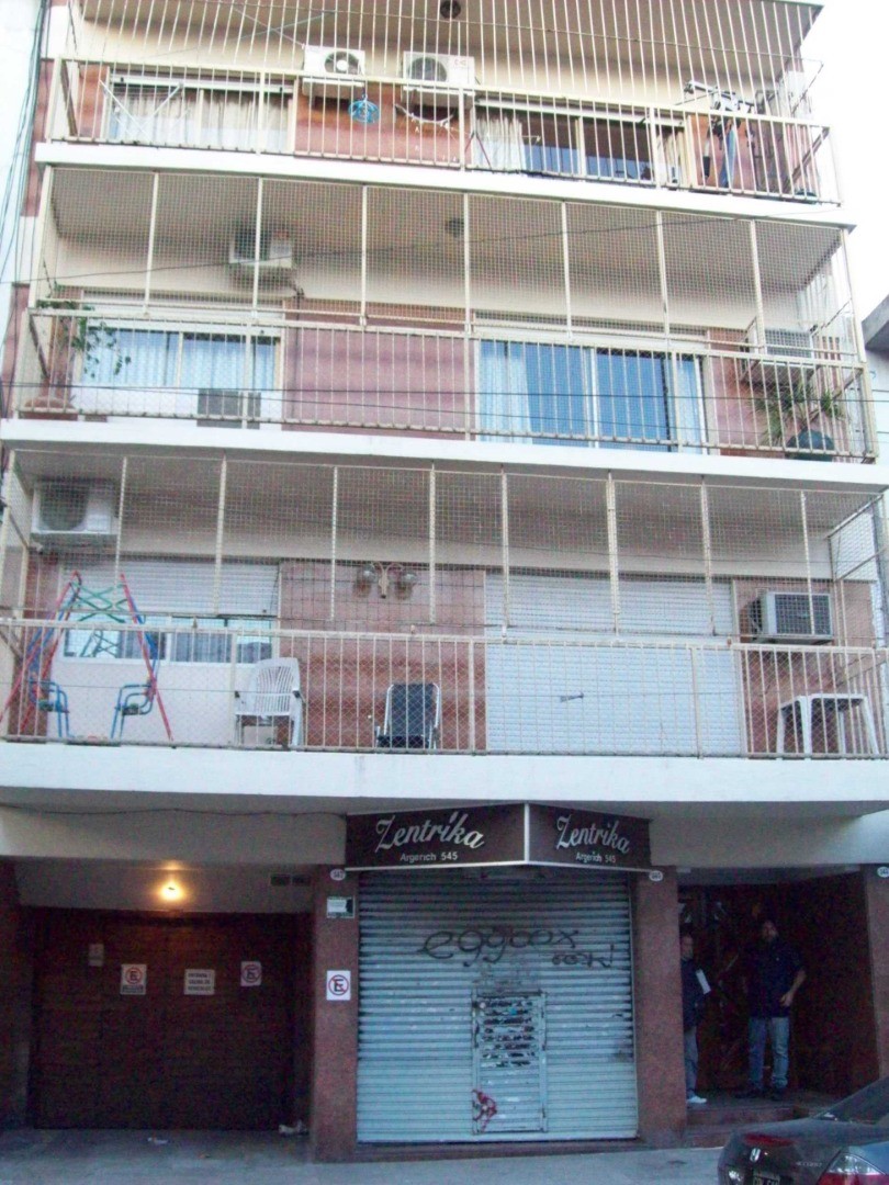 Departamento de 3 dormitorios con cochera en Flores