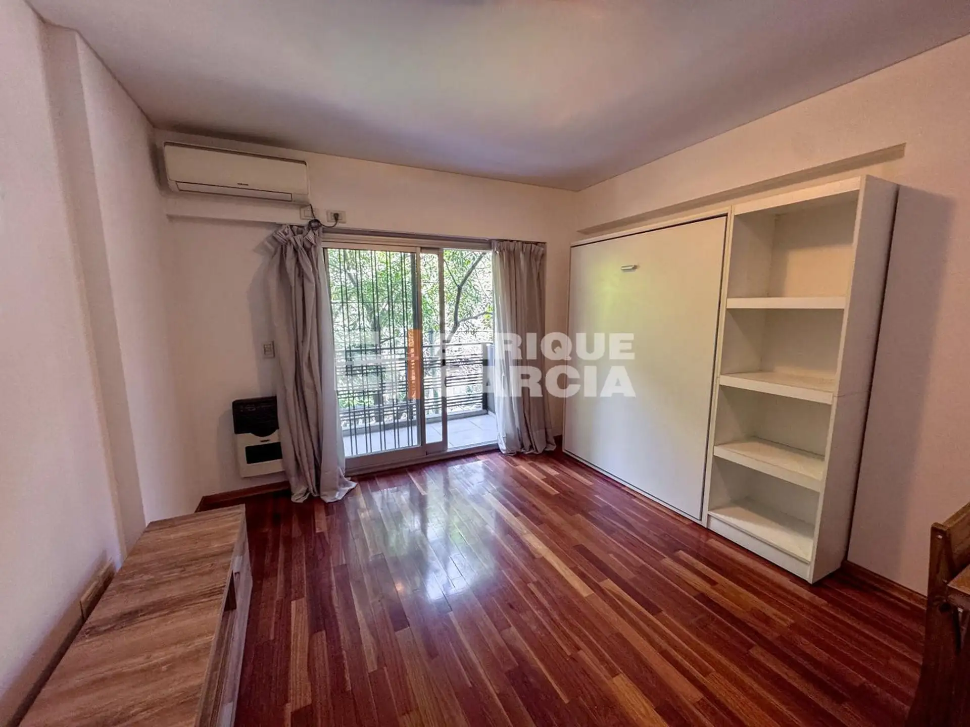 Kitnet de frente com varanda mobiliada em Villa Urquiza