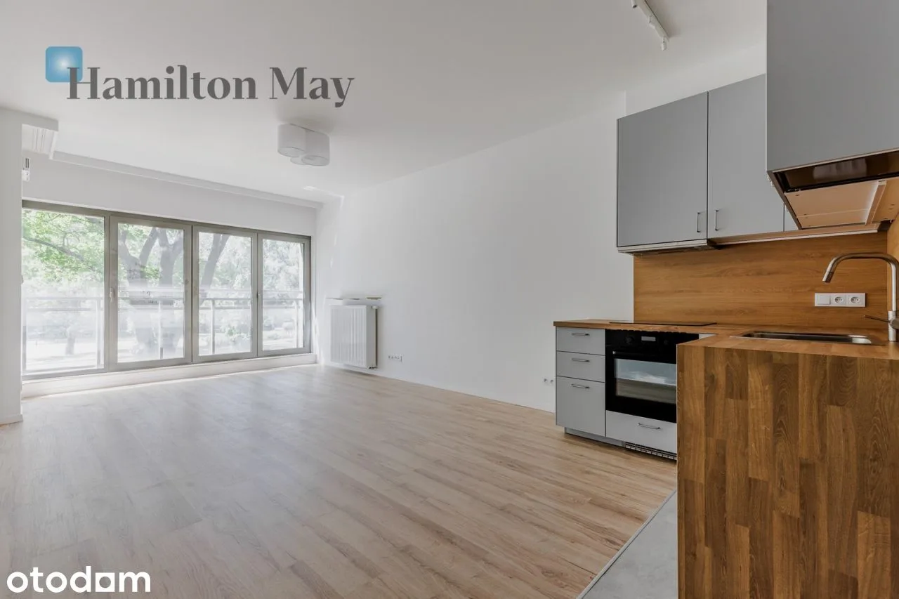 Jasny apartament z balkonem i widokiem na zieleń