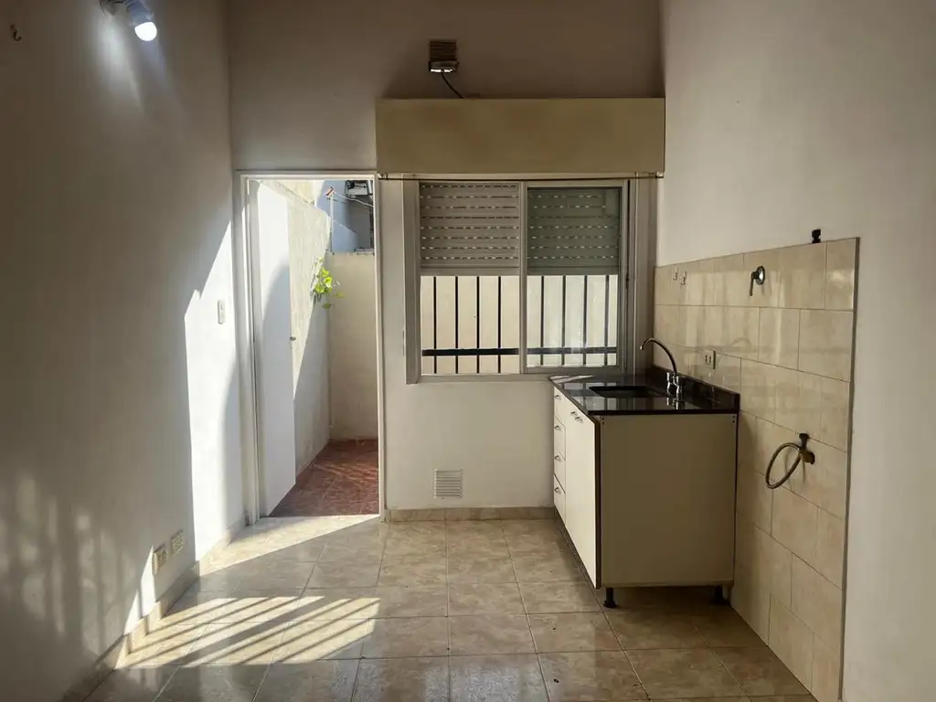 2 dormitorios, patio y cochera