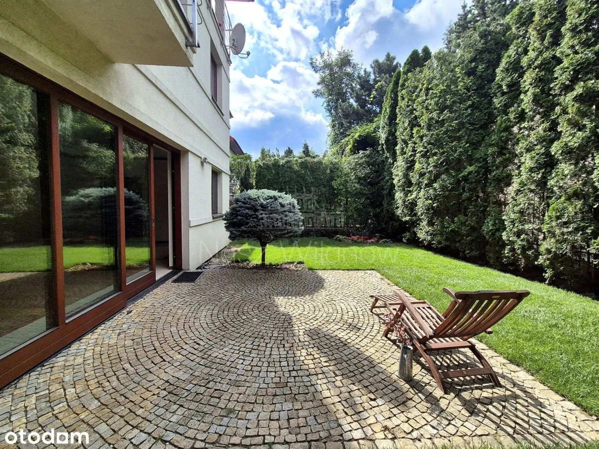 Dwupoziomowy apartament z pięknym ogrodem