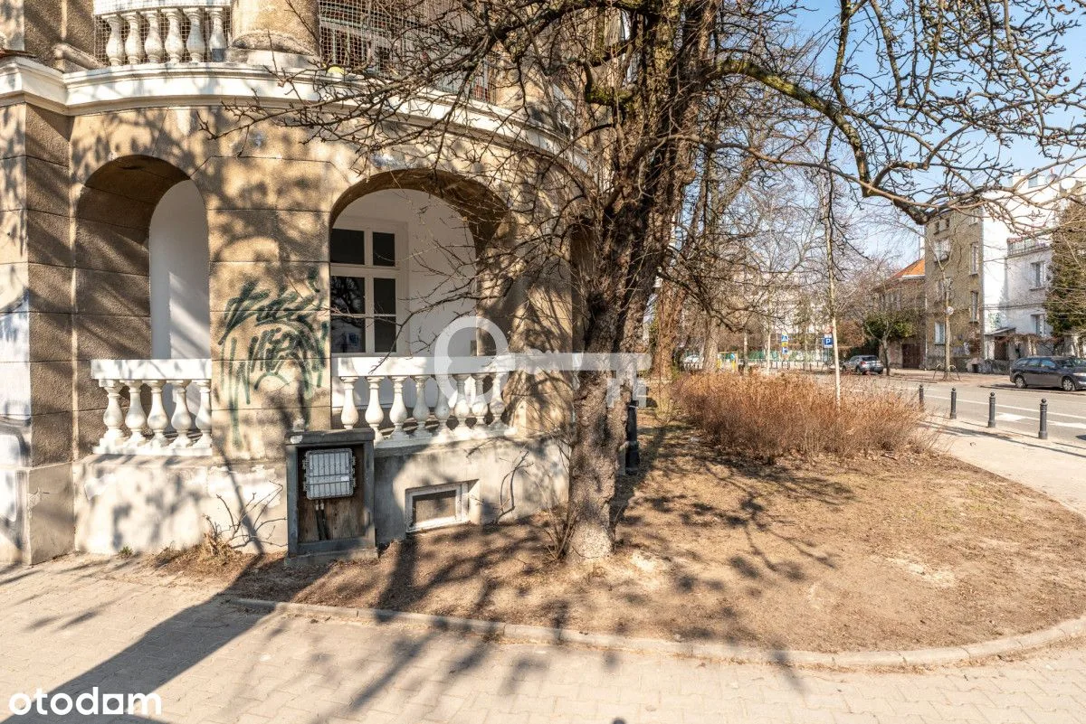 Отреставрированная квартира с террасой в Mokotów