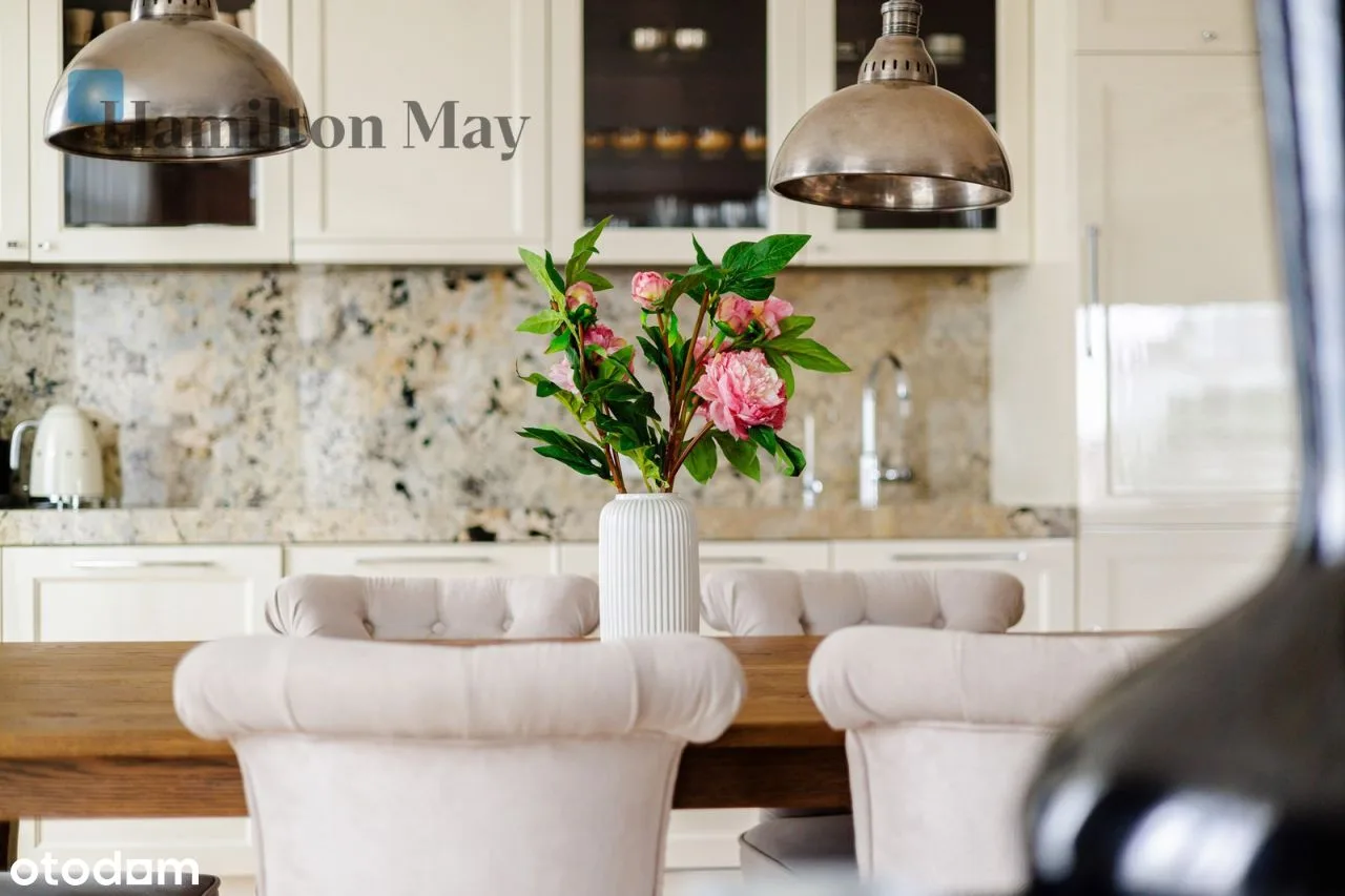 Apartment przy Placu Trzech Krzyży, garaż