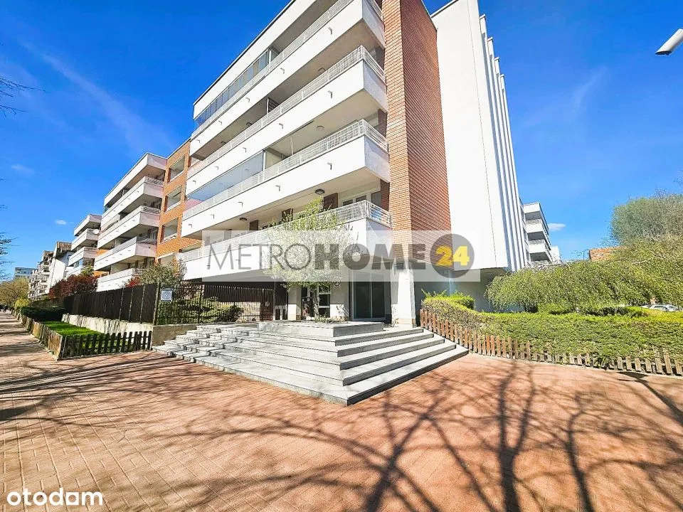 Unfurnished three-bedroom apartment in Ursynów
