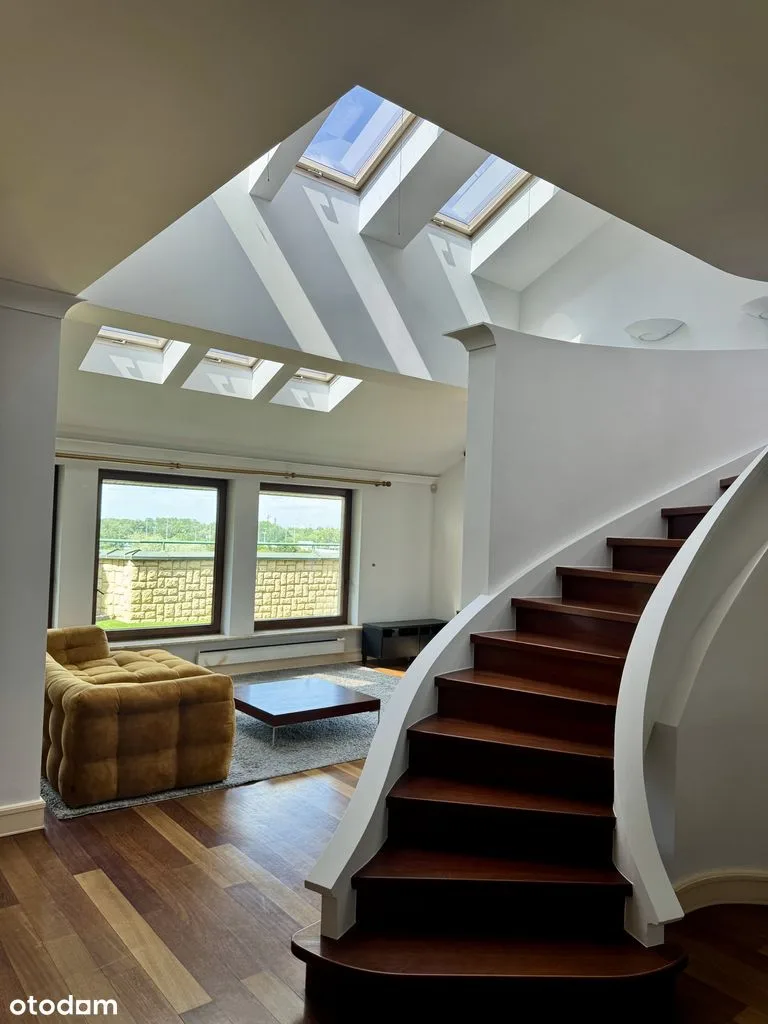 145 m² top-floor apartment