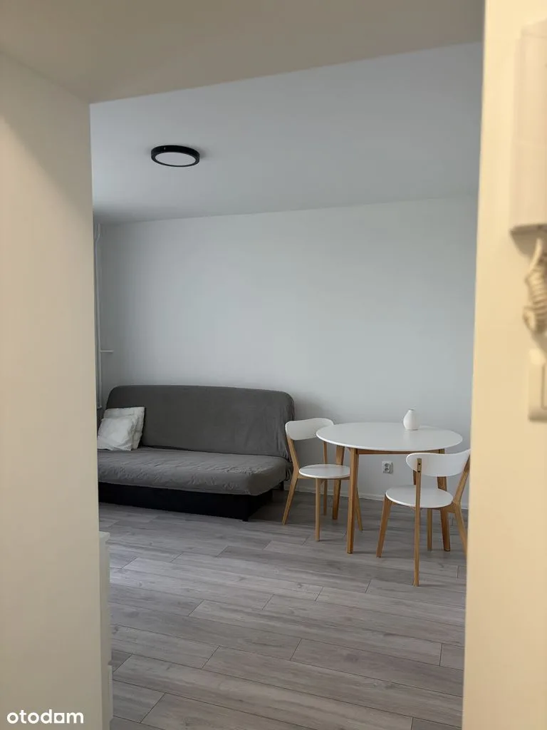 Kawalerka do wynajęcia z balkonem we Włochach