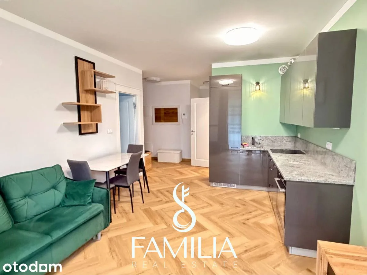Trzy pokoje. Saska Kępa, nowy apartamentowiec.