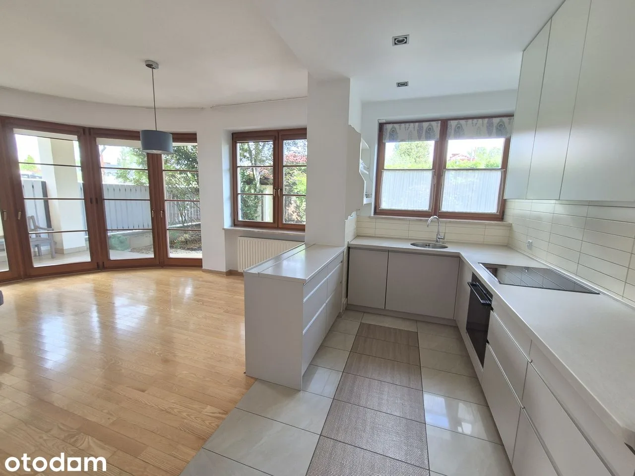 Prywatny duży ogród! Słoneczny Apartament z dużymi oknami!