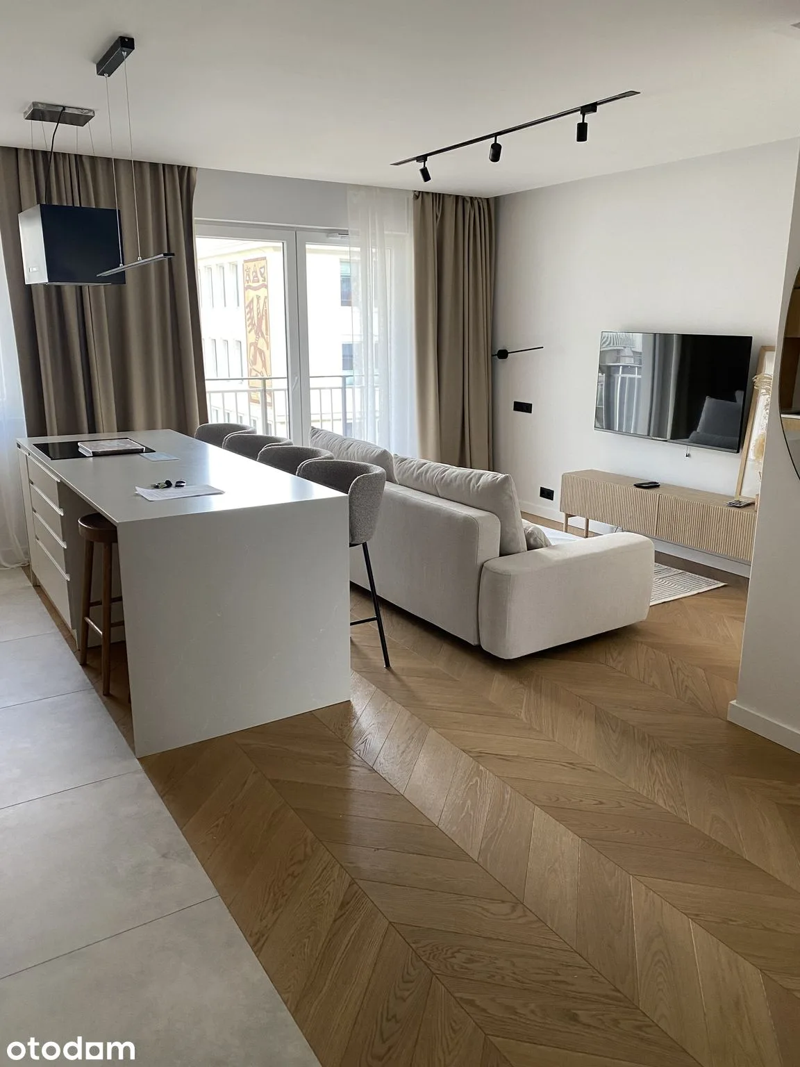 3 pok , wysoki standard, 10m do centrum, balkon , garaż, duży salon