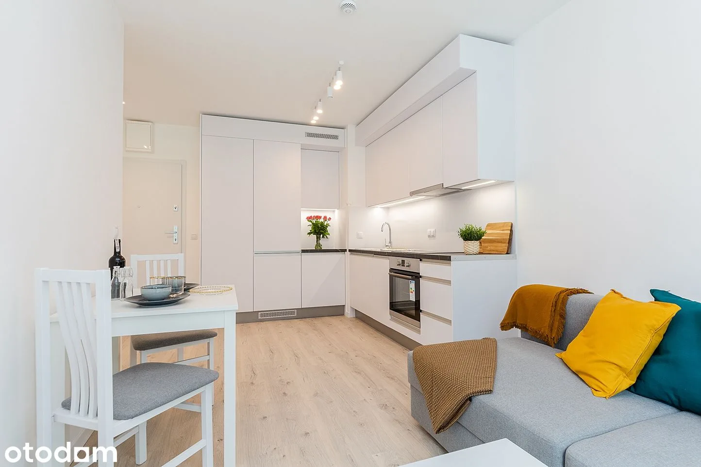 Planta baja, 2 habitaciones y balcón