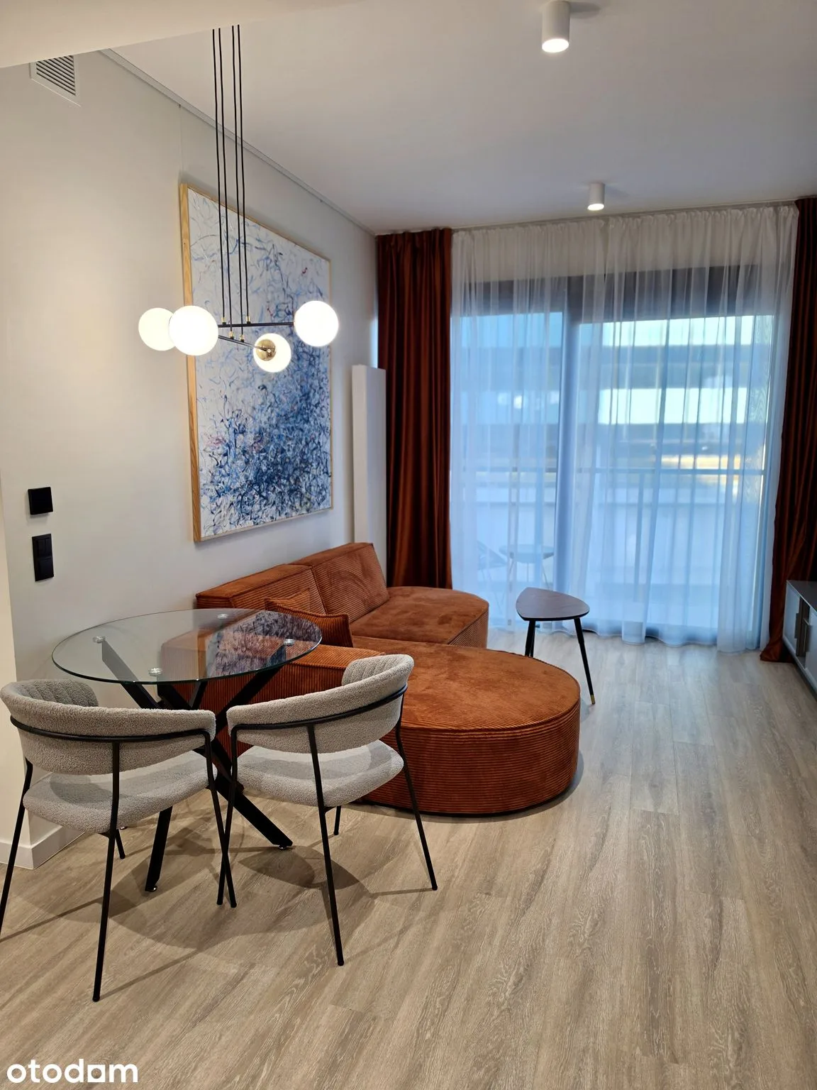 2 habitaciones, balcón y aire acondicionado