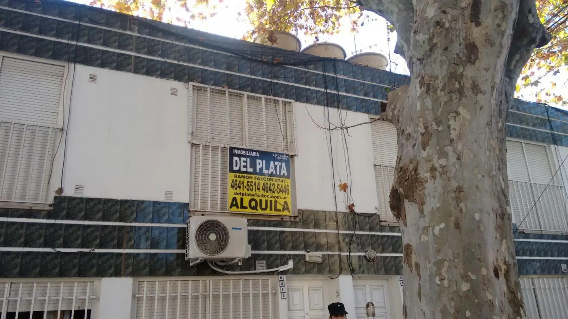 Apartamento de um ambiente no 1º andar de frente para a rua em Liniers