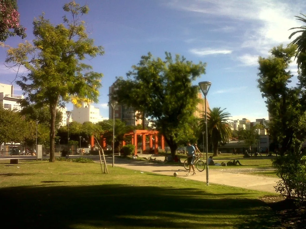 Departamento de 3 ambientes con dependencia y cochera en Flores