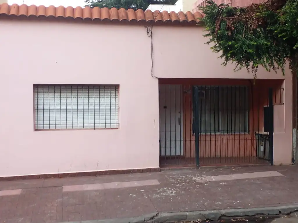 Casa com 2 dormitórios e pátio