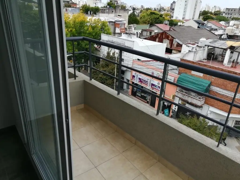 Front-facing 3-room apartment with balcony