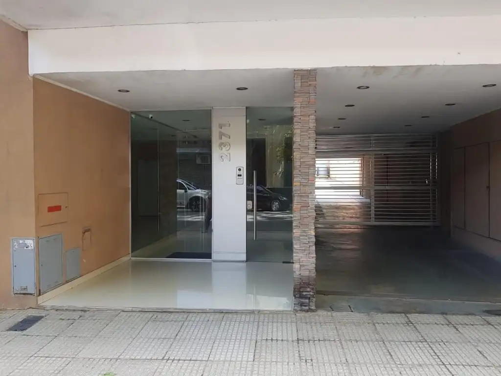 Monoambiente con balcón y AC