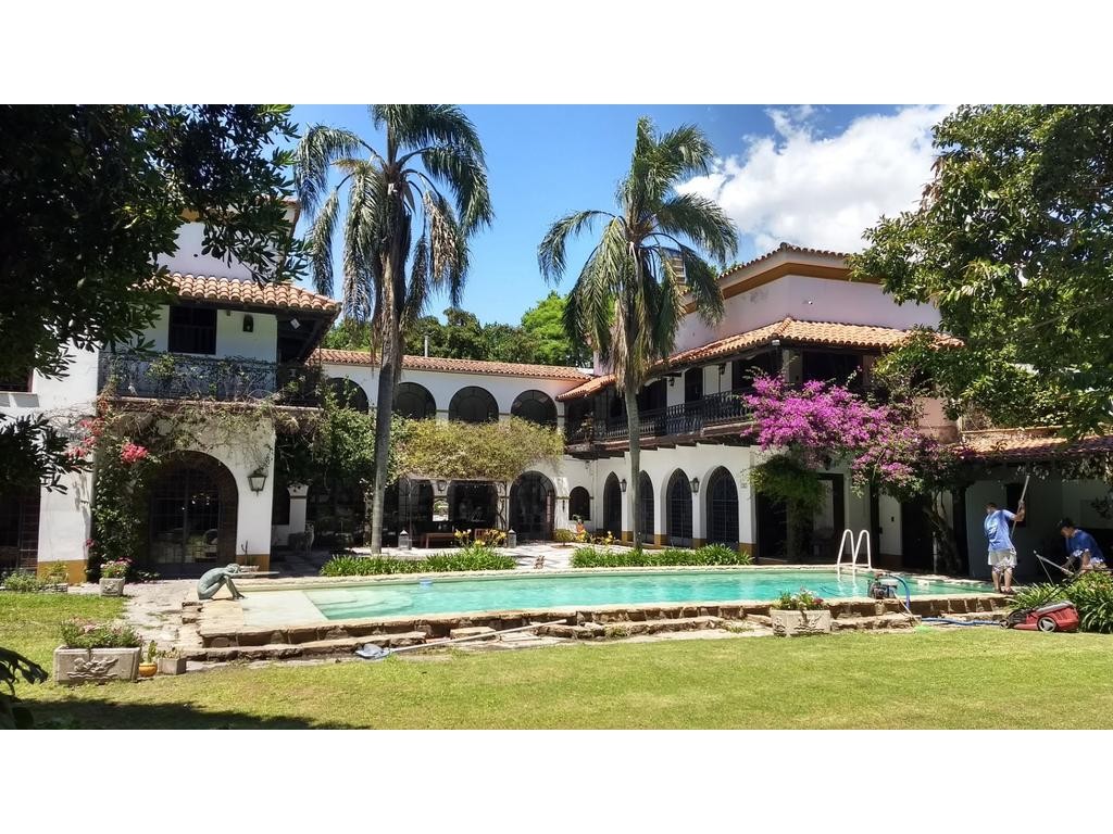 Colonial five-bedroom house for temporary rent in Martínez