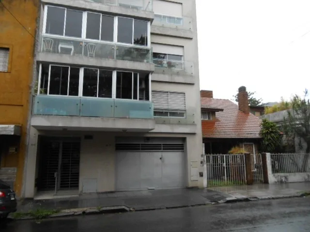 Departamento de 2 ambientes contrafrente con balcón en Flores