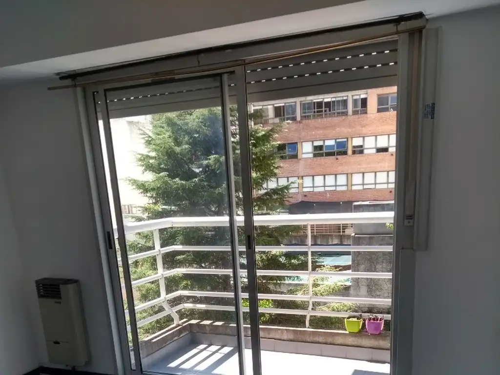 Studio com varanda e vista para jardim