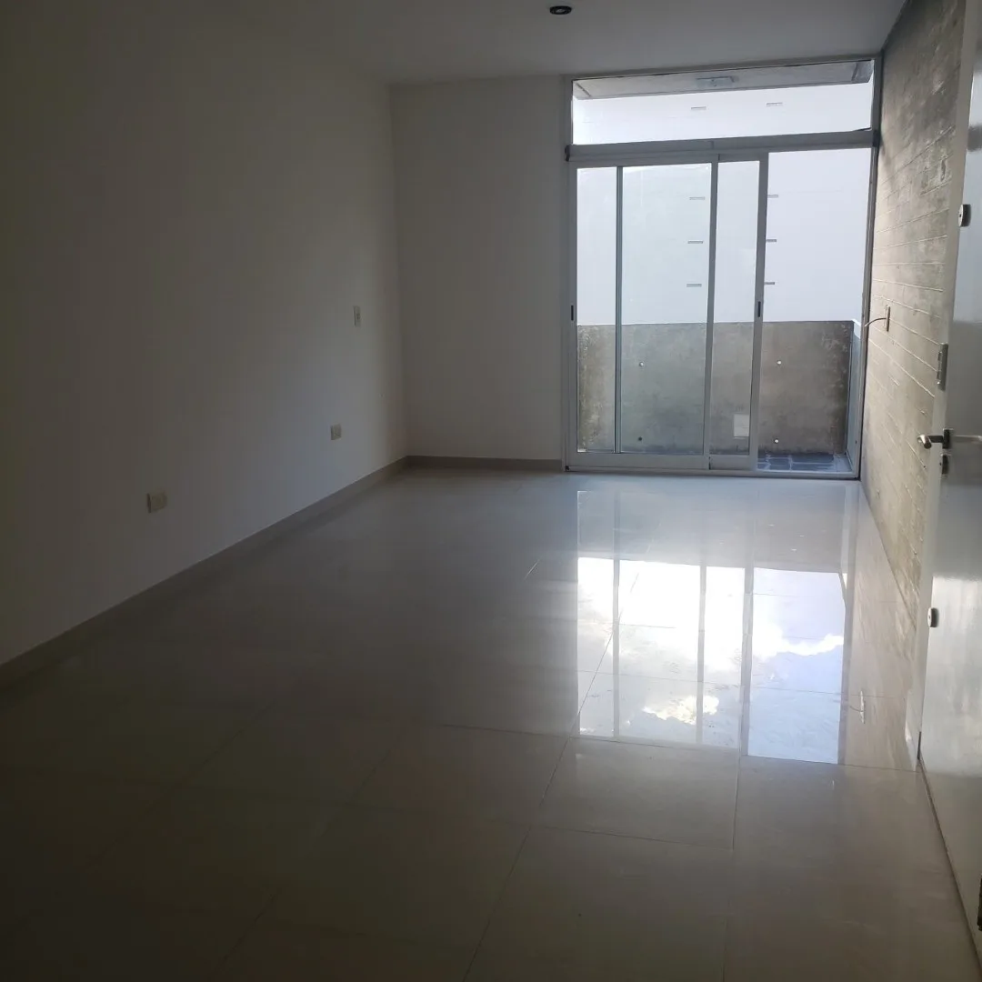 Monoambiente con balcón al frente en Villa del Parque