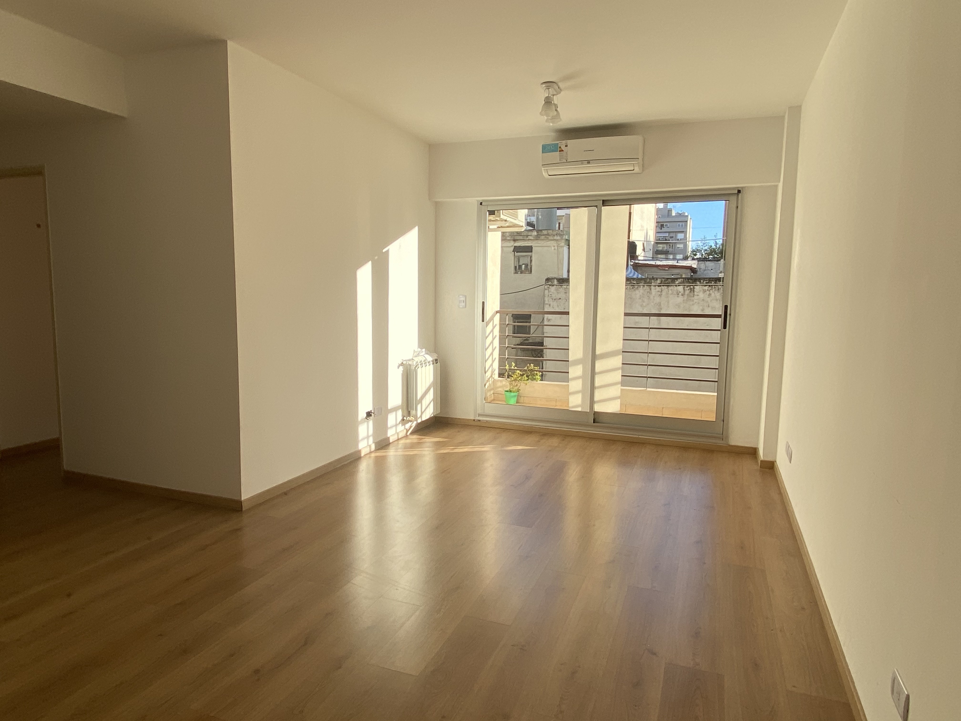 Apartamento de dois dormitórios (meio andar) em Villa Urquiza