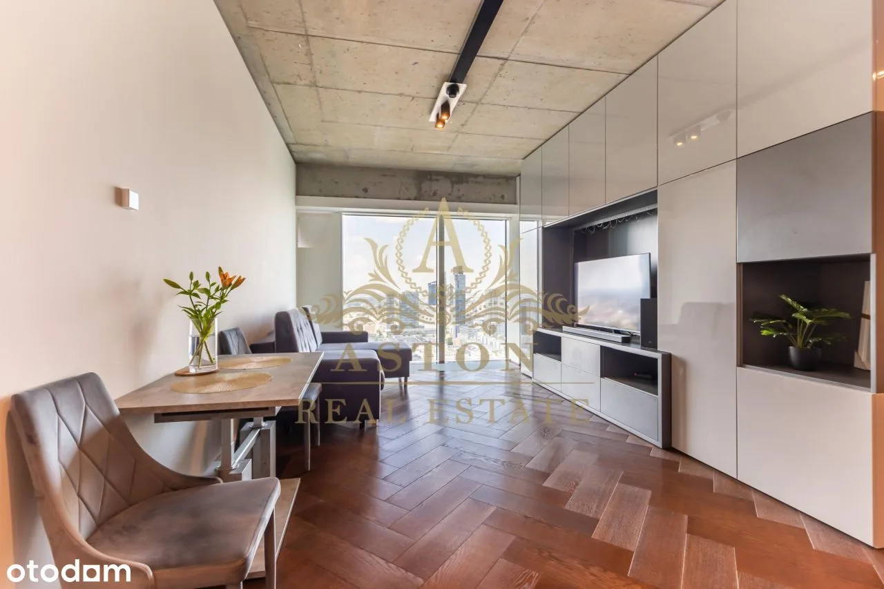 Unique apartment on 39th floor on Złota 44