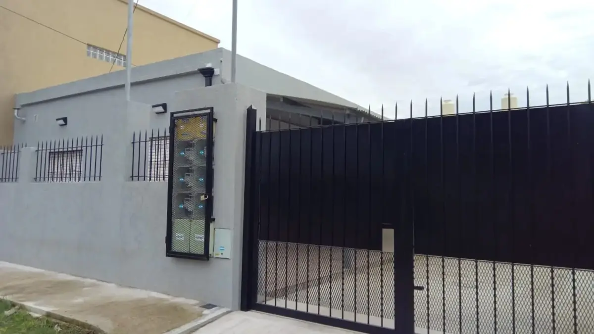 Casa em PH com 2 dormitórios, garagem e área externa em José C. Paz