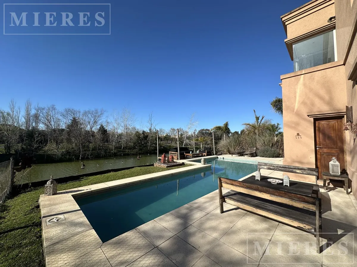 Four-bedroom house on a lake lot for summer rental in Las Glorietas, Nordelta