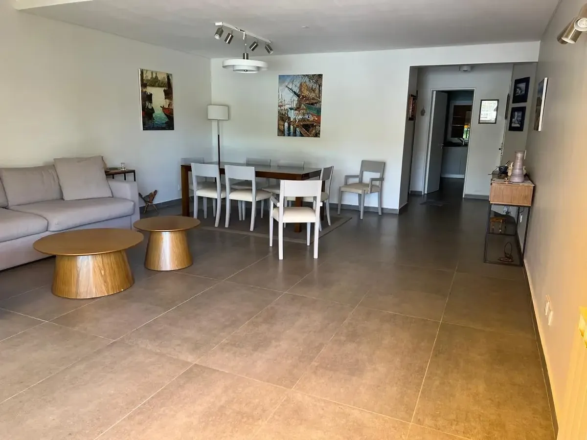 Ground-floor one-bedroom apartment in Victoria with terrace and private mooring