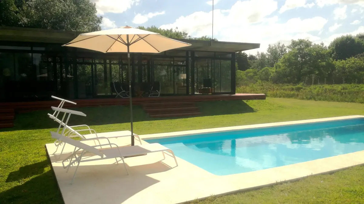 Casa em Pilar com 3 dormitórios, piscina e área de churrasco