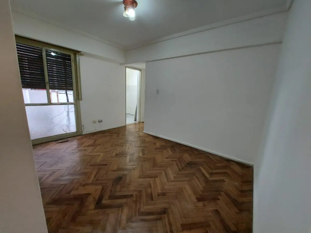 Apartamento de dois ambientes sem mobília em Villa Crespo