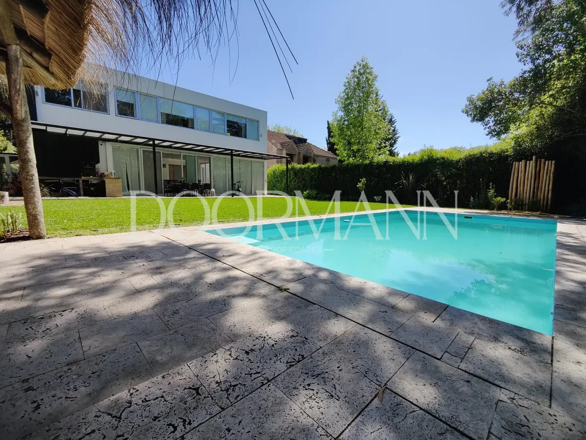 Casa en alquiler temporal con 4 dormitorios, pileta y garage en Boulogne