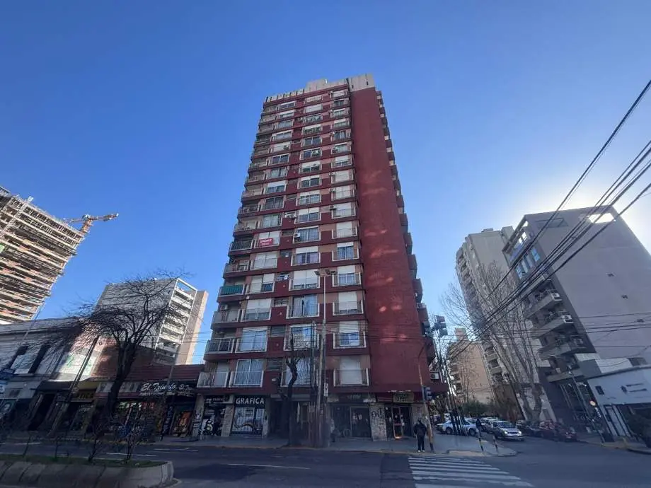 Apartamento de 2 dormitórios com uso profissional exclusivo em Lanús Oeste