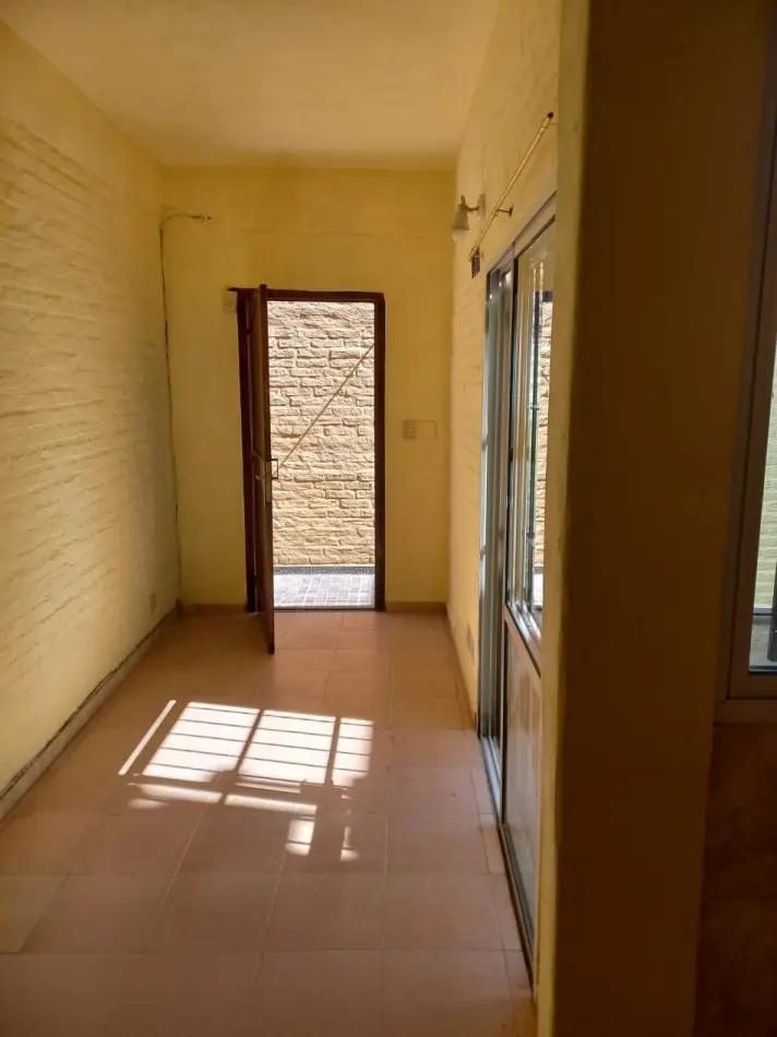 PH de três ambientes com vaga de garagem fixa em Lanús, com pátio